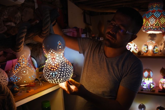 Su kabağıyla yaptığı "süs eşyaları" ilgi görüyor